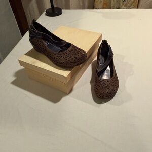 L'ATISTE Brown leather Cutout over blue Maryjane’s